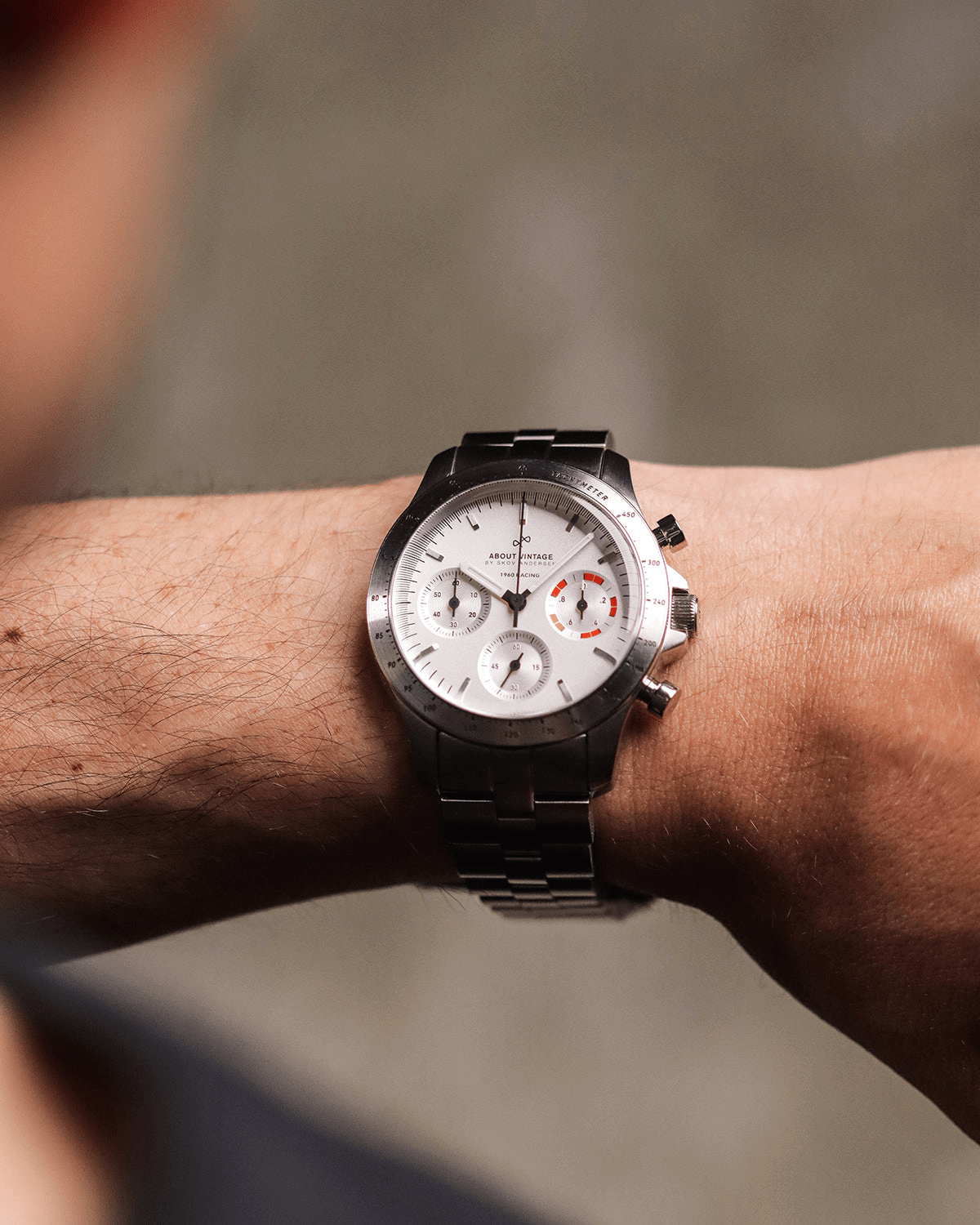 1960 Racing Chronograph by AV86 with vintage-inspired dial, sapphire crystal, chronograph function, and stainless steel bracelet strap