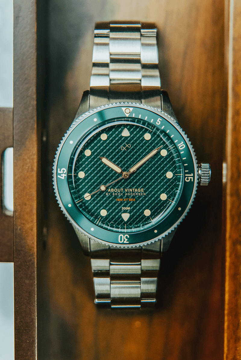 1926 At'sea, Green Turtle Vintage – 39MM vintage-inspired diver by AV86 with sapphire crystal, rotating bezel, and metal bracelet strap