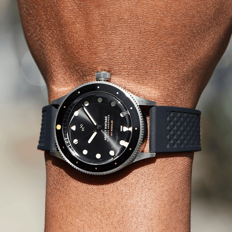 1971 Stagediver 39mm by AV86 vintage-inspired diver with sapphire crystal, rotating bezel, and textured rubber strap