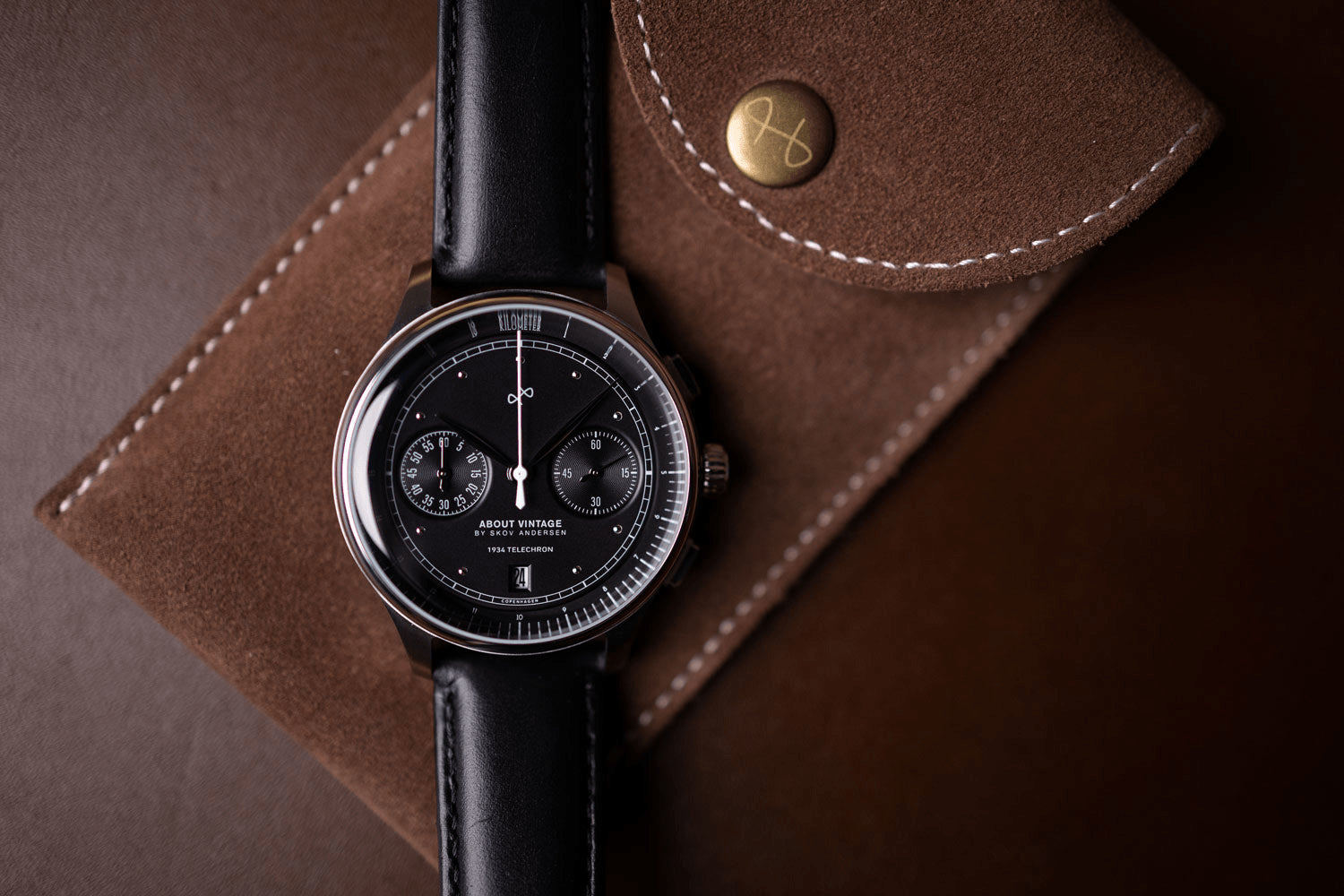 1934 Telechron, Steel / Black by AV86 showcases a refined chronograph with a black dial, dual subdials, date window, sapphire crystal, and a smooth black leather strap reflecting Scandinavian minimalist luxury.