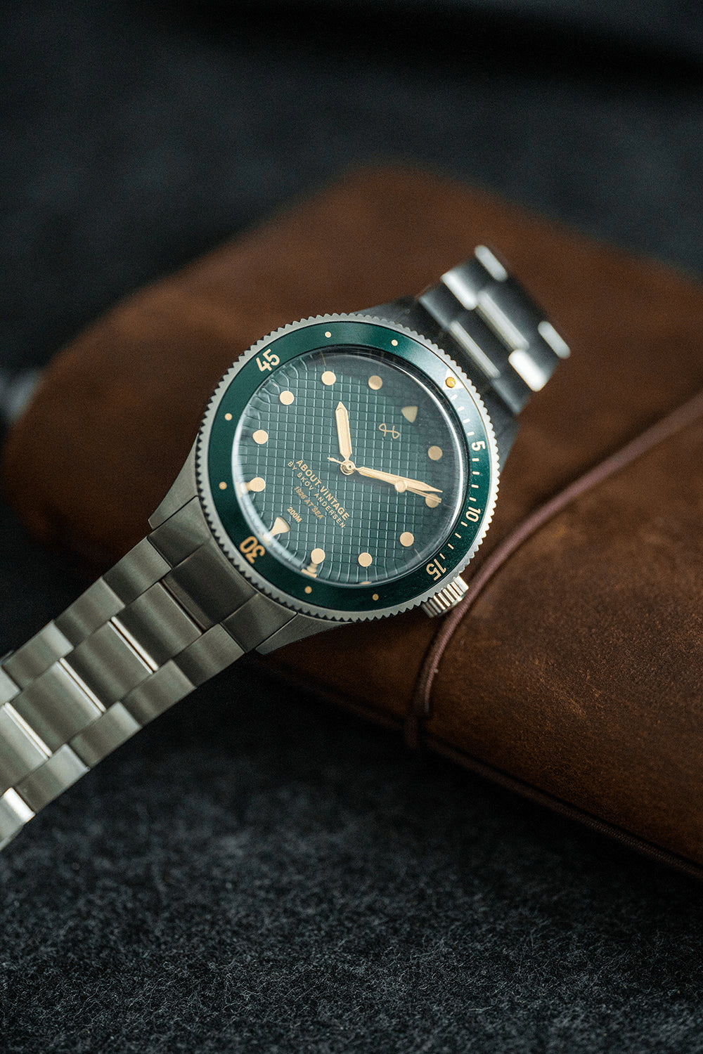 1926 At'sea, Green Turtle Vintage – 39MM by AV86 vintage-inspired diver with sapphire crystal, rotating bezel, and steel bracelet strap