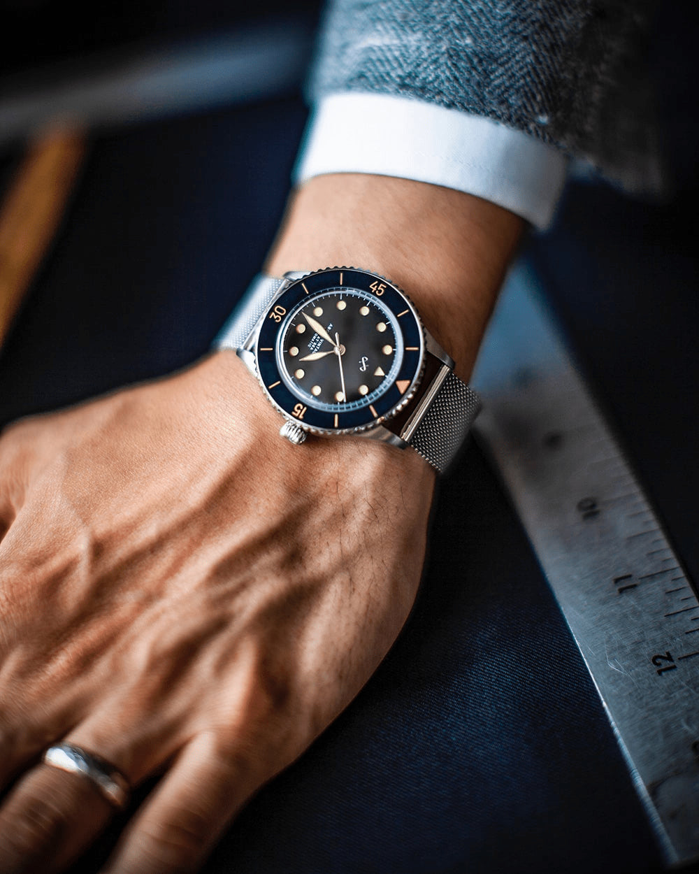 1926 Automatic by AV86 luxury vintage-inspired diver with sapphire crystal, compass bezel, and stainless steel mesh strap