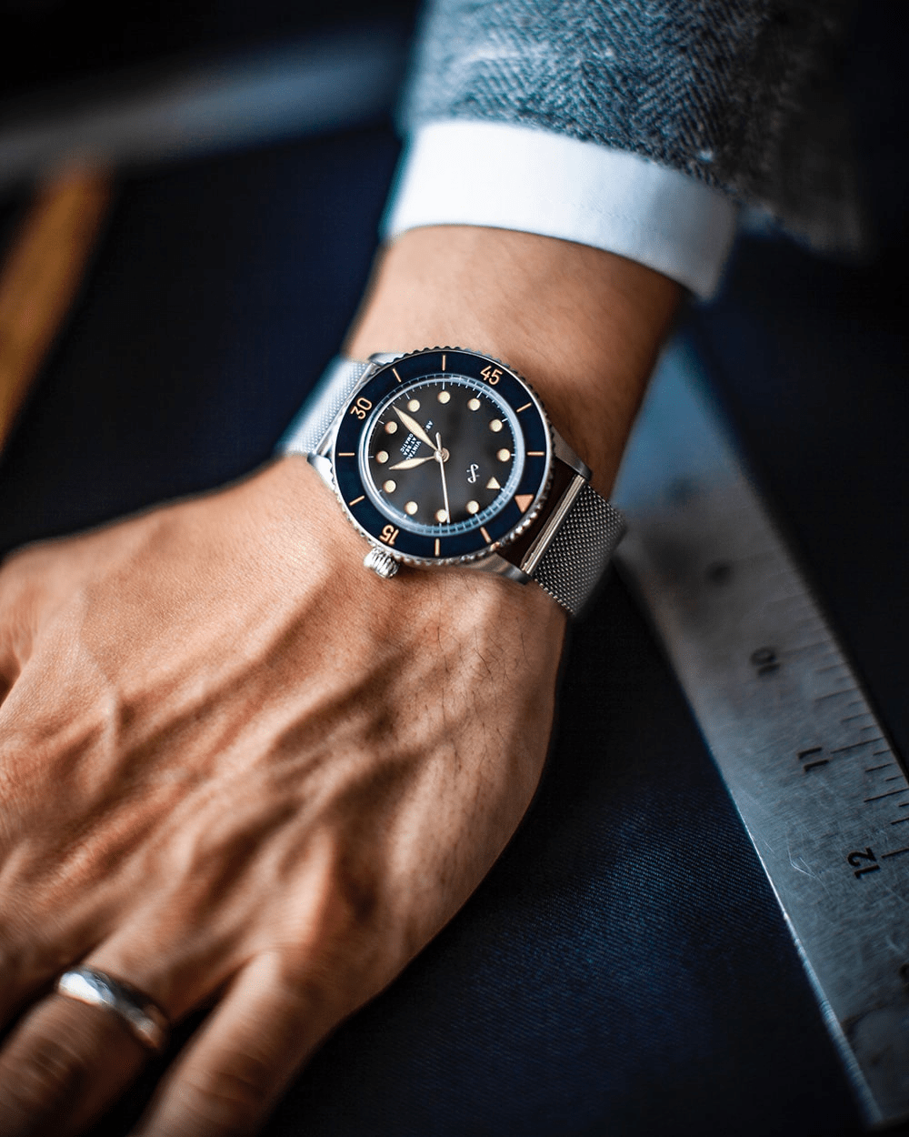 1926 Automatic by AV86 luxury vintage-inspired diver with sapphire crystal, compass bezel, and stainless steel mesh strap