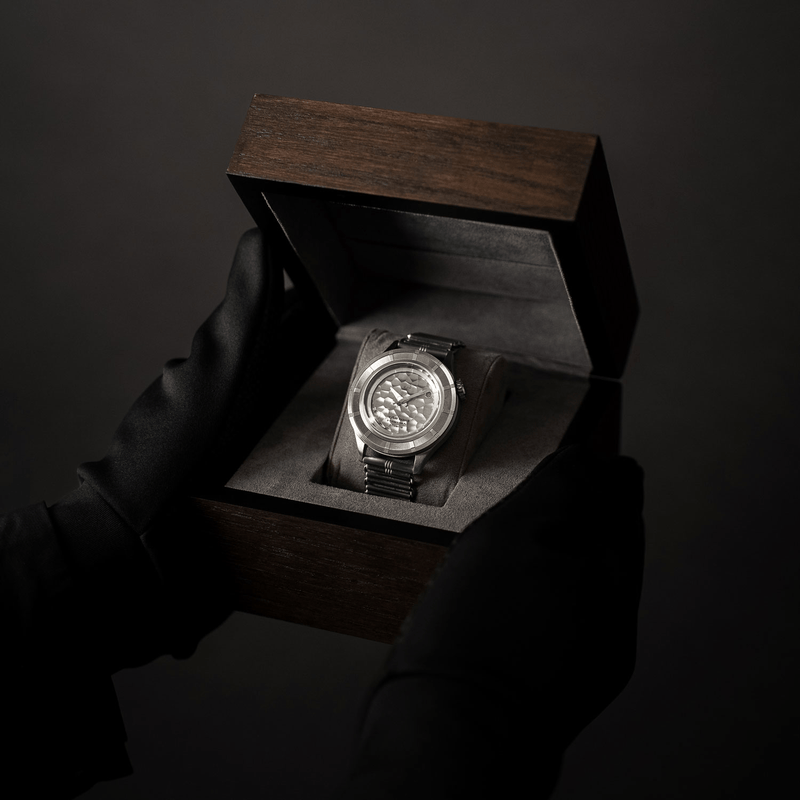 956 Marine Automatic, Seconde / Seconde by AV86 with vintage-inspired dial, automatic movement, sapphire crystal, and metal bracelet strap in wood box