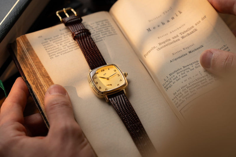 1954 Capri Mechanical, Gold / Vintage Cream
