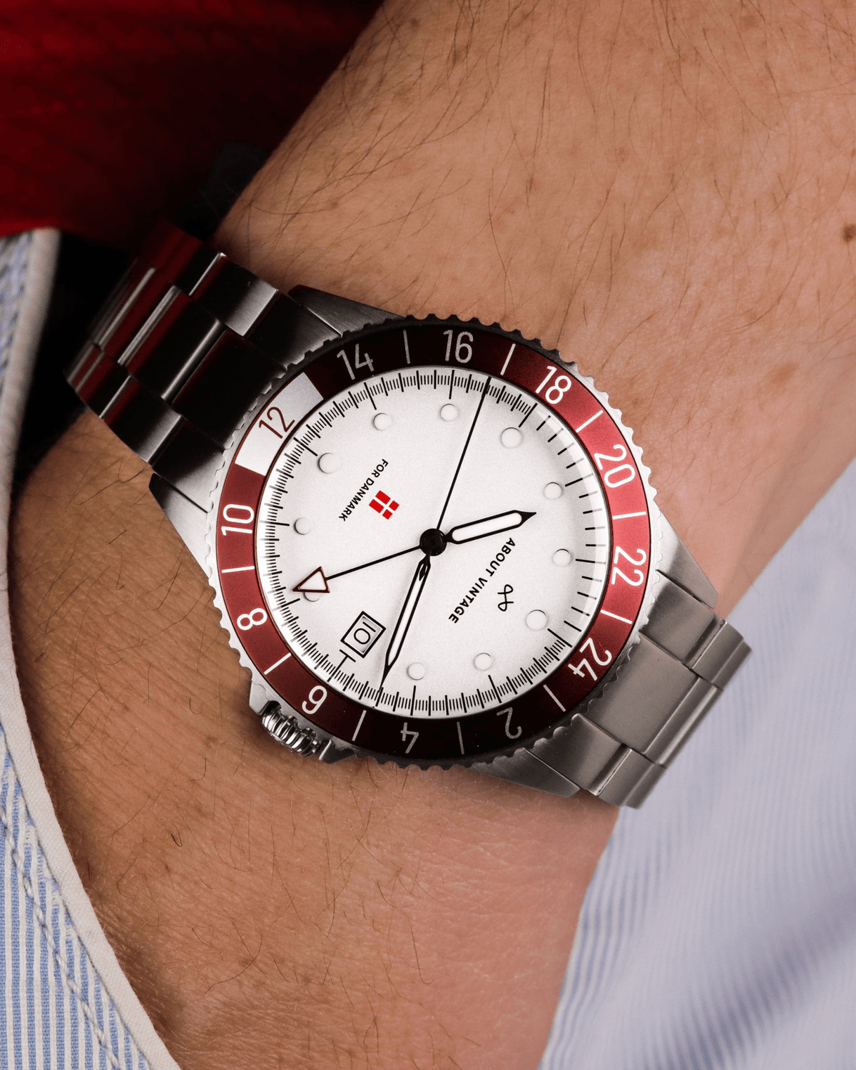 Danmark Det Officielle Landsholdsur, 1889 / DBU – 41mm by AV86 with vintage-inspired dial, GMT bezel, sapphire crystal, and metal bracelet strap