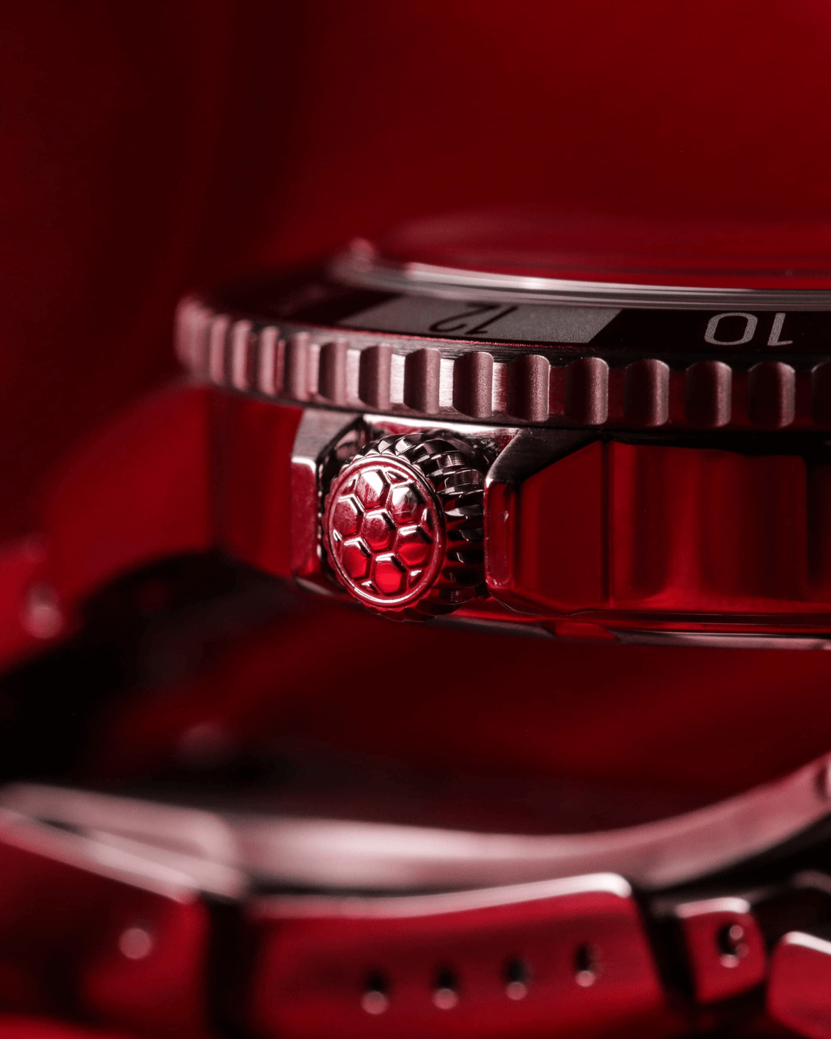 Danmark Det Officielle Landsholdsur, 1889 / DBU – 41mm by AV86, vintage-inspired diver with engraved football crown and rotating bezel