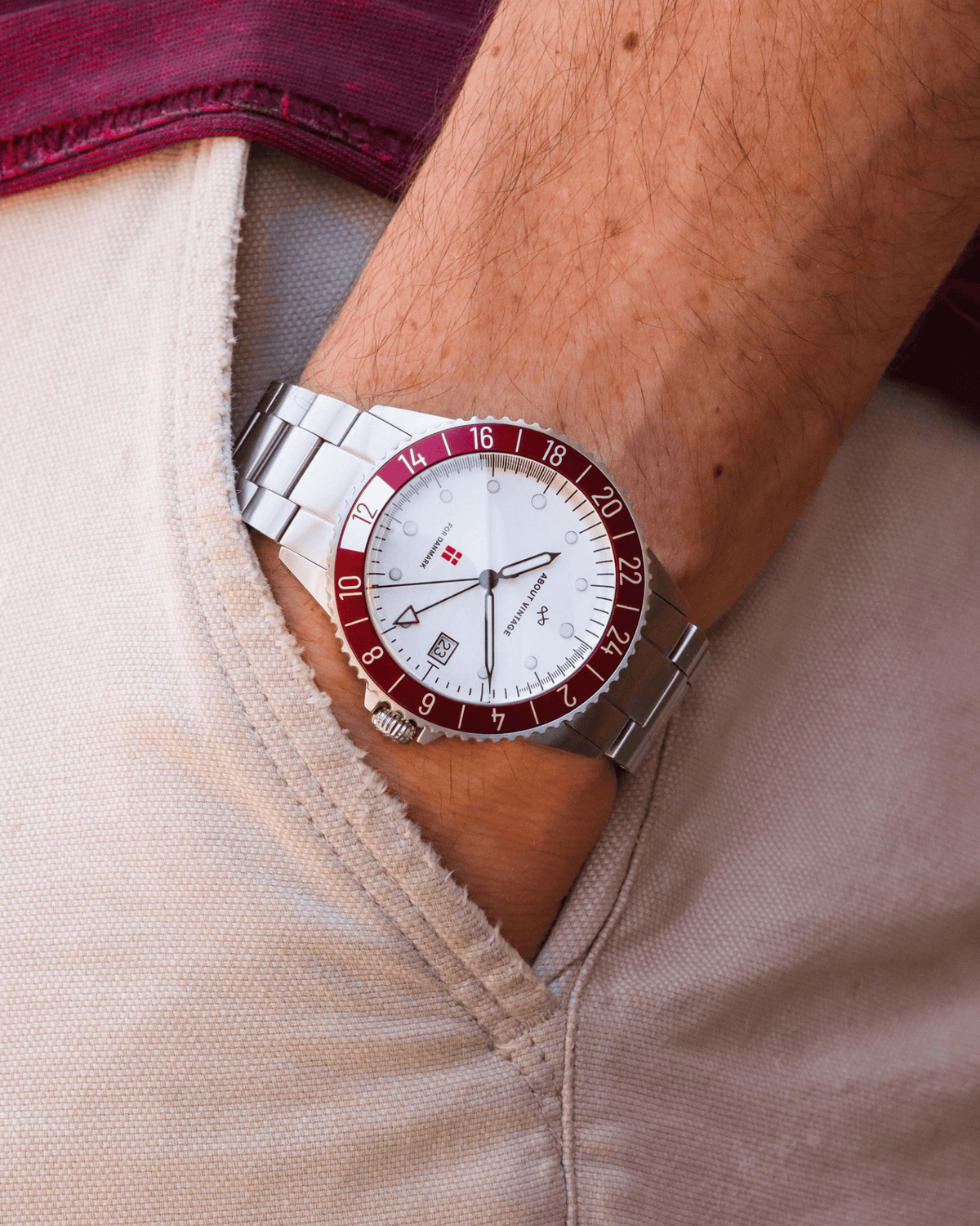 Danmark Det Officielle Landsholdsur, 1889 / DBU – 41mm by AV86 with vintage-inspired dial, sapphire crystal, GMT bezel, and steel bracelet strap