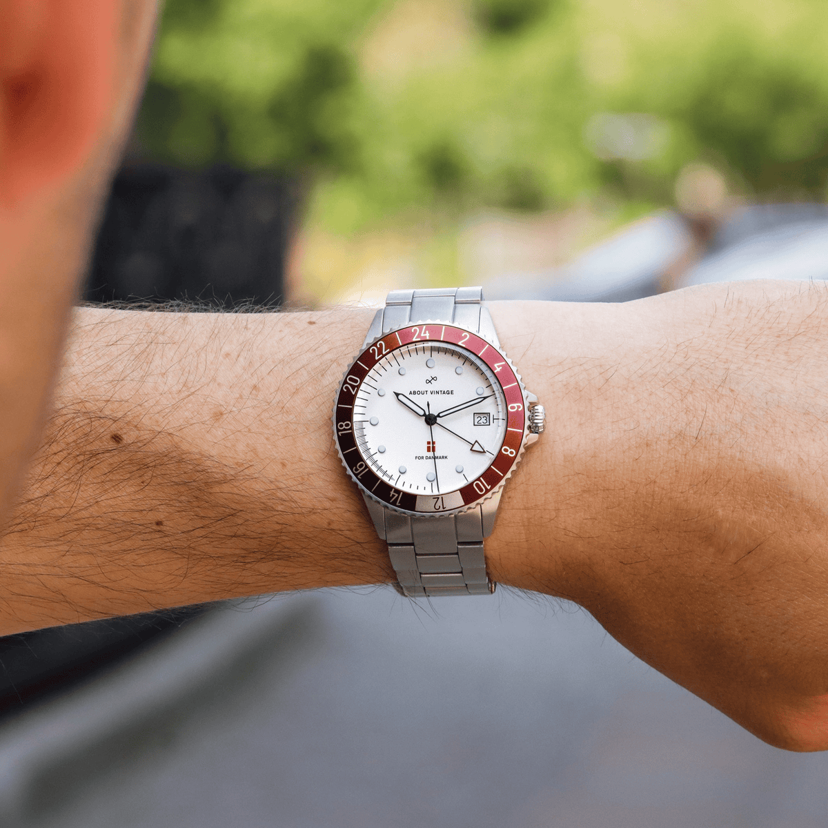 Danmark Det Officielle Landsholdsur, 1889 / DBU – 41mm by AV86 vintage-inspired GMT watch with sapphire crystal and stainless steel bracelet strap