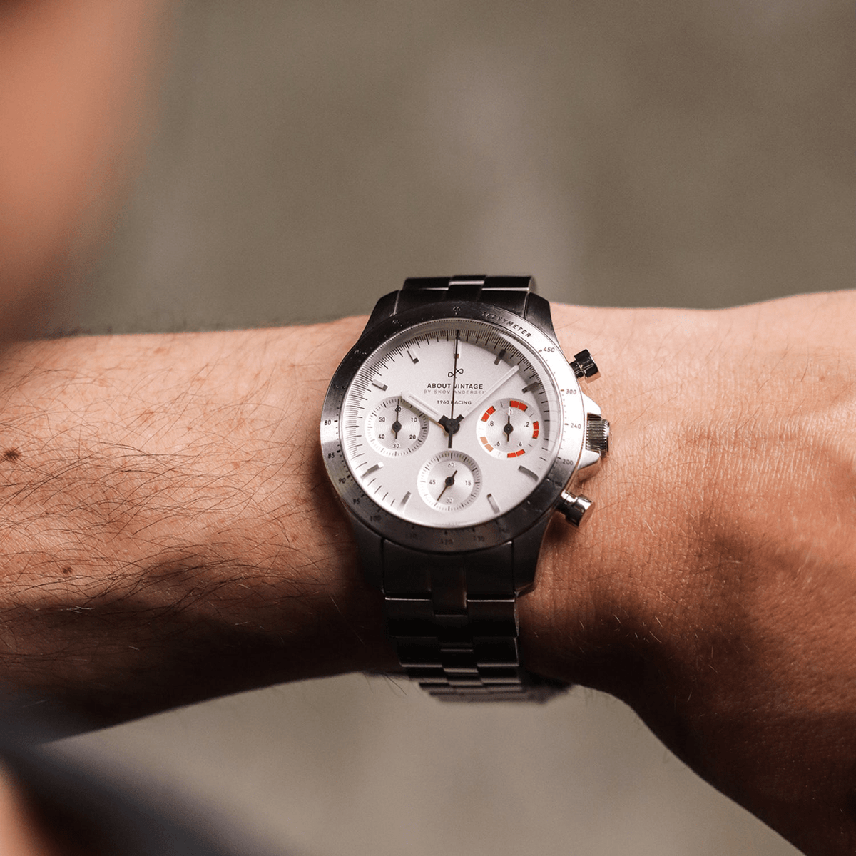 1960 Racing Chronograph by AV86 with sapphire crystal, vintage-inspired dial, chronograph subdials, and metal bracelet strap