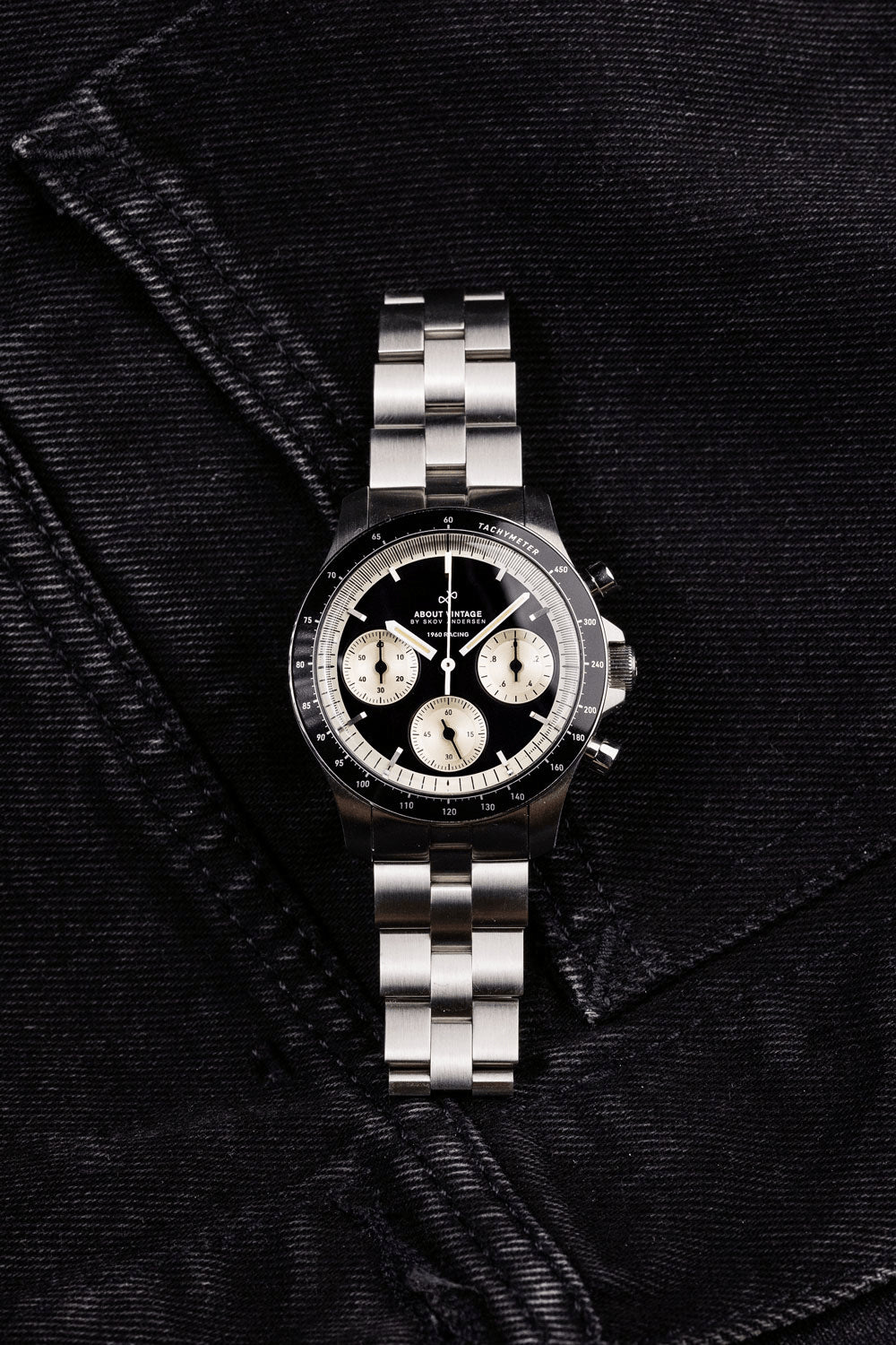 1960 Racing Chronograph by AV86 with vintage-inspired dial, sapphire crystal, tachymeter bezel, and brushed metal bracelet strap
