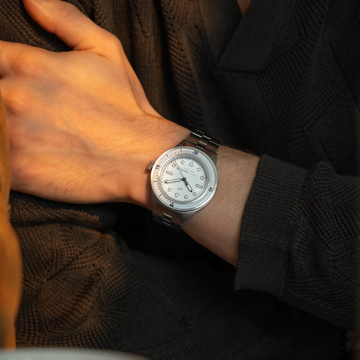 AV86 Scandinavian watch featuring a minimalist dial, polished bezel, sapphire crystal, and metal bracelet strap in a casual setting