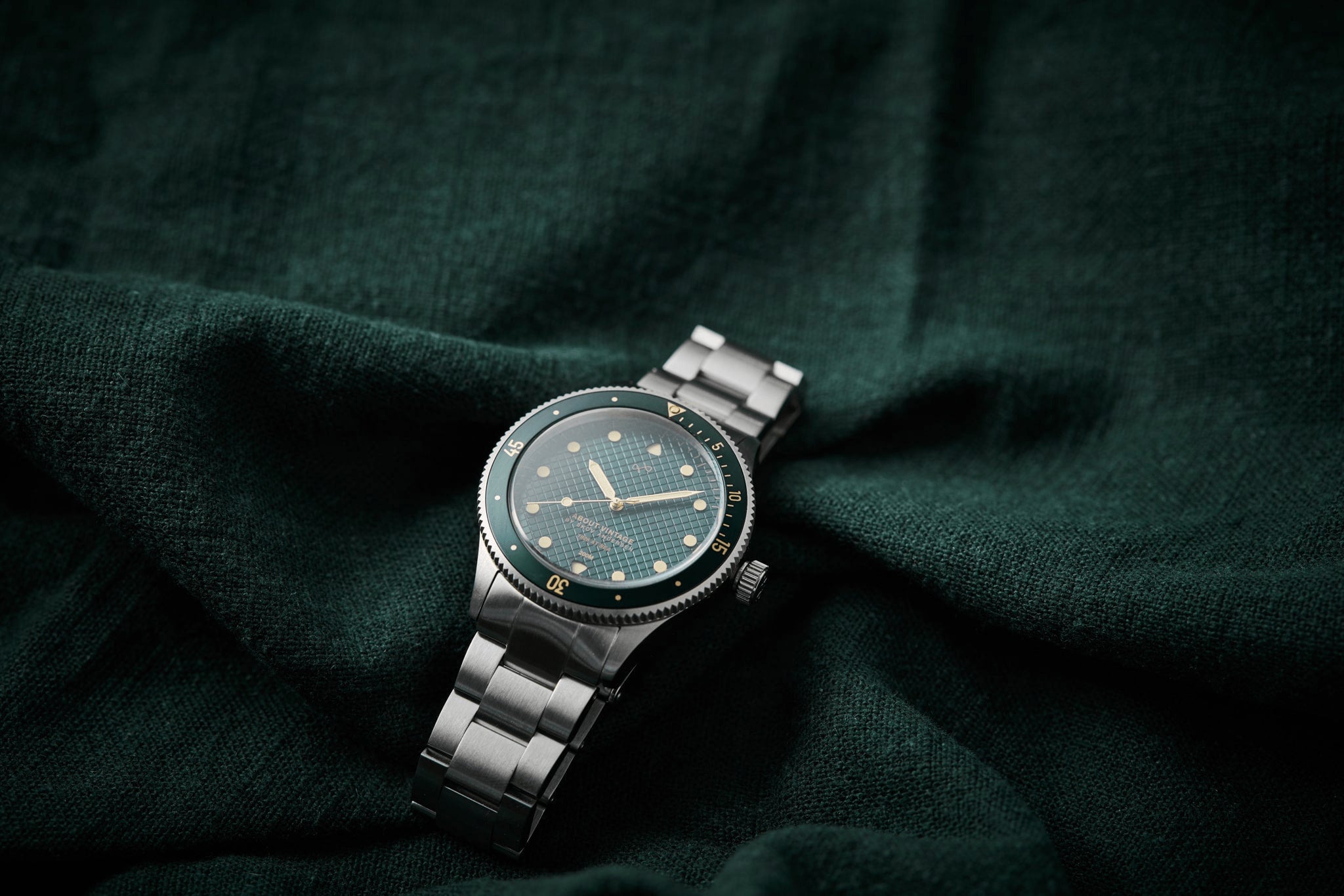 1926 At'sea, Green Turtle Vintage – 39MM by AV86 with sapphire crystal, vintage-inspired diver, compass bezel, and metal bracelet strap
