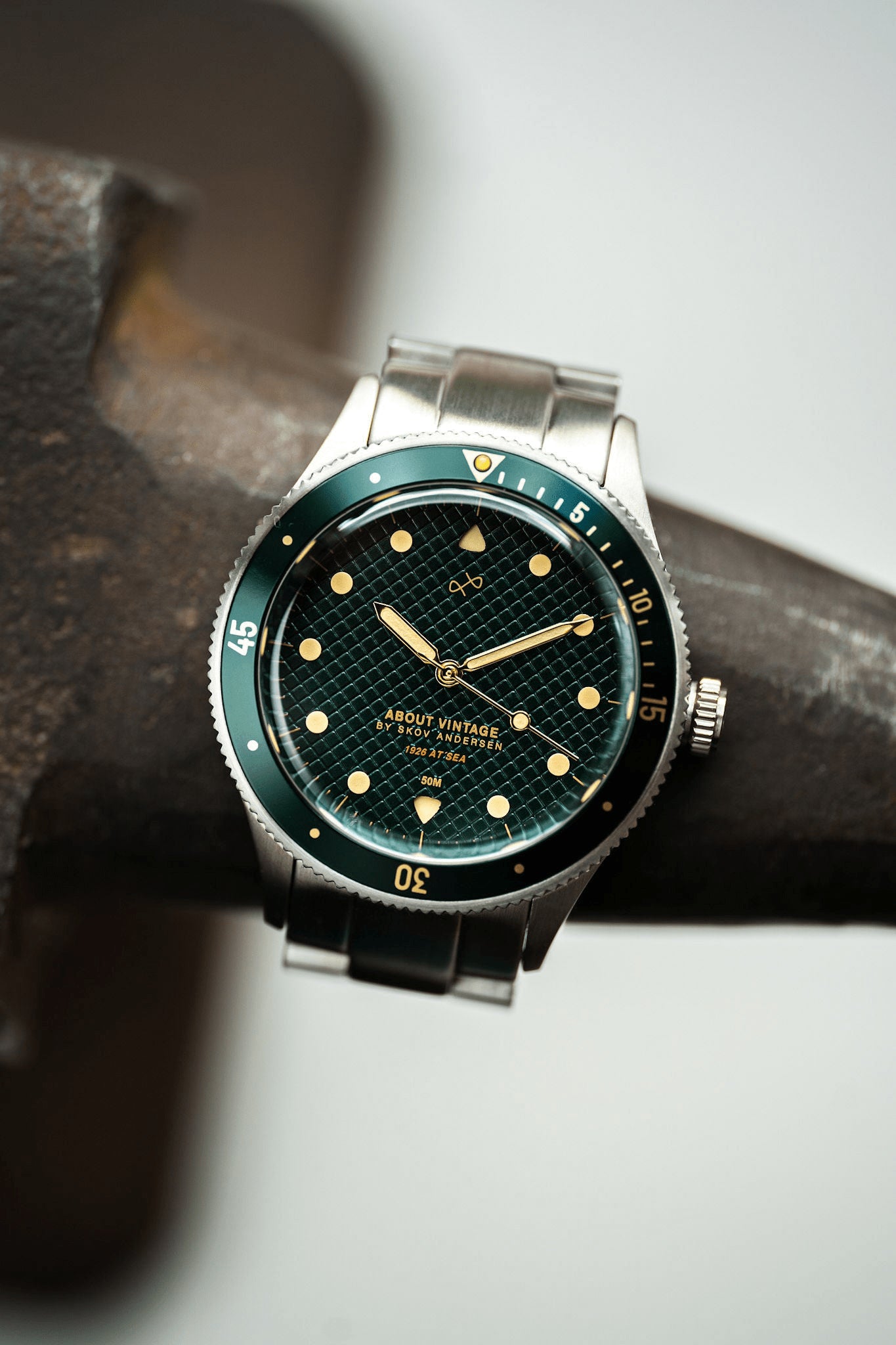1926 At'sea, Green Turtle Vintage – 39MM by AV86 luxury diver with sapphire crystal, textured dial, and metal bracelet strap