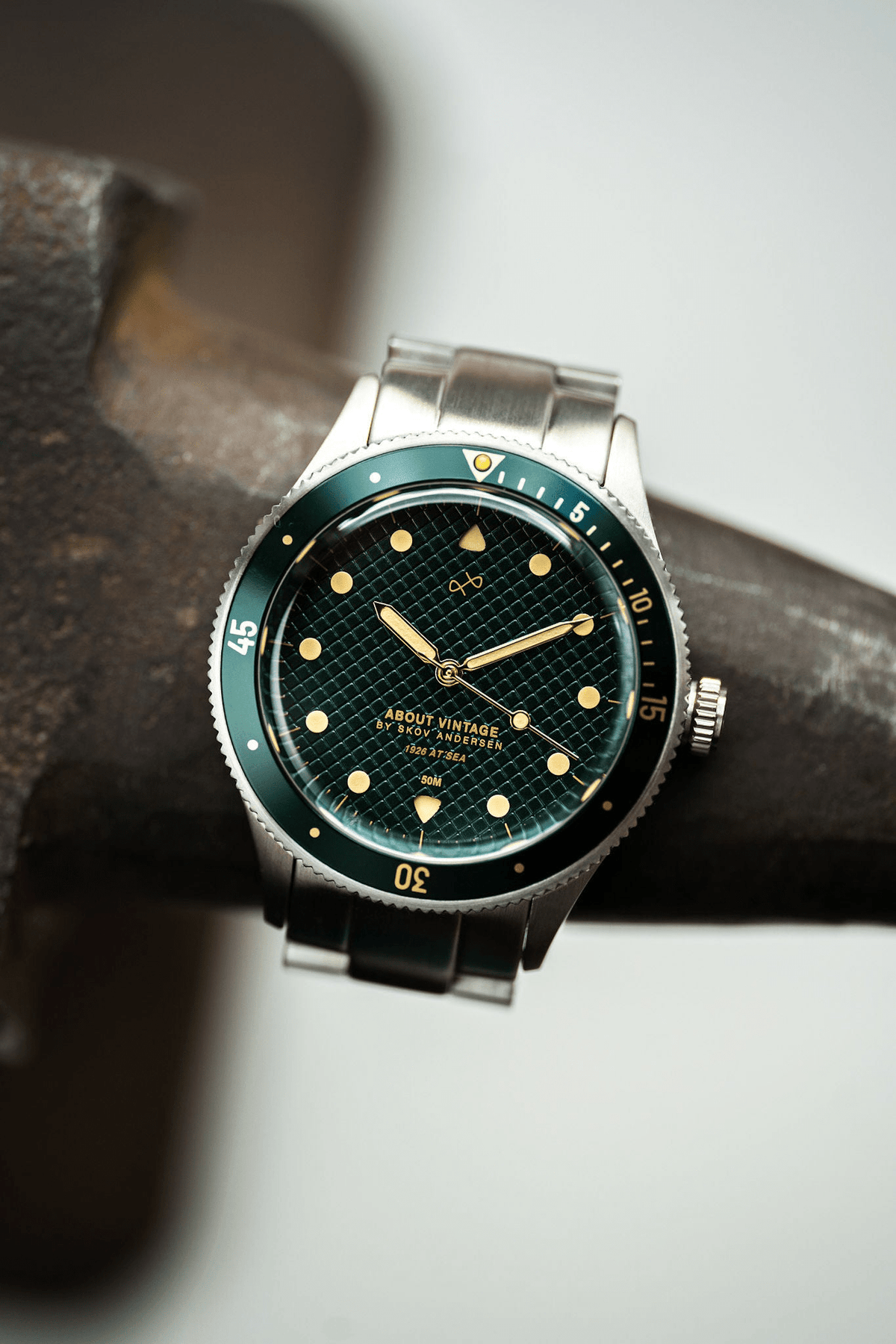 1926 At'sea, Green Turtle Vintage – 39MM by AV86 luxury diver with sapphire crystal, textured dial, and metal bracelet strap