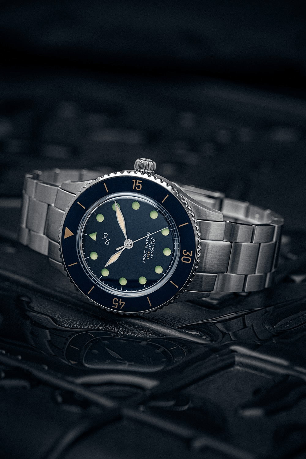 1926 Automatic by AV86 vintage-inspired diver with sapphire crystal, rotating bezel, and stainless steel bracelet strap