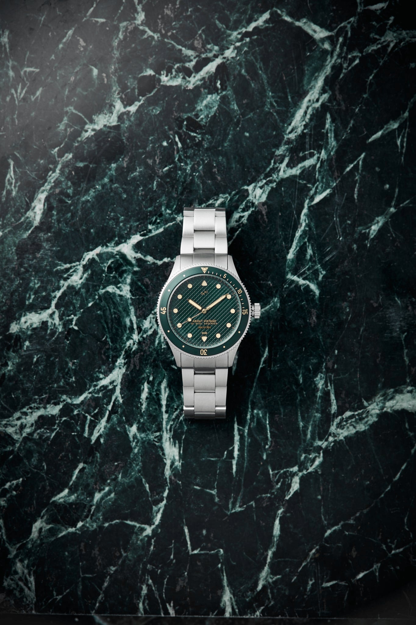 1926 At'sea, Green Turtle Vintage – 39MM by AV86 luxury diver with sapphire crystal, textured dial, rotating bezel, and metal bracelet strap