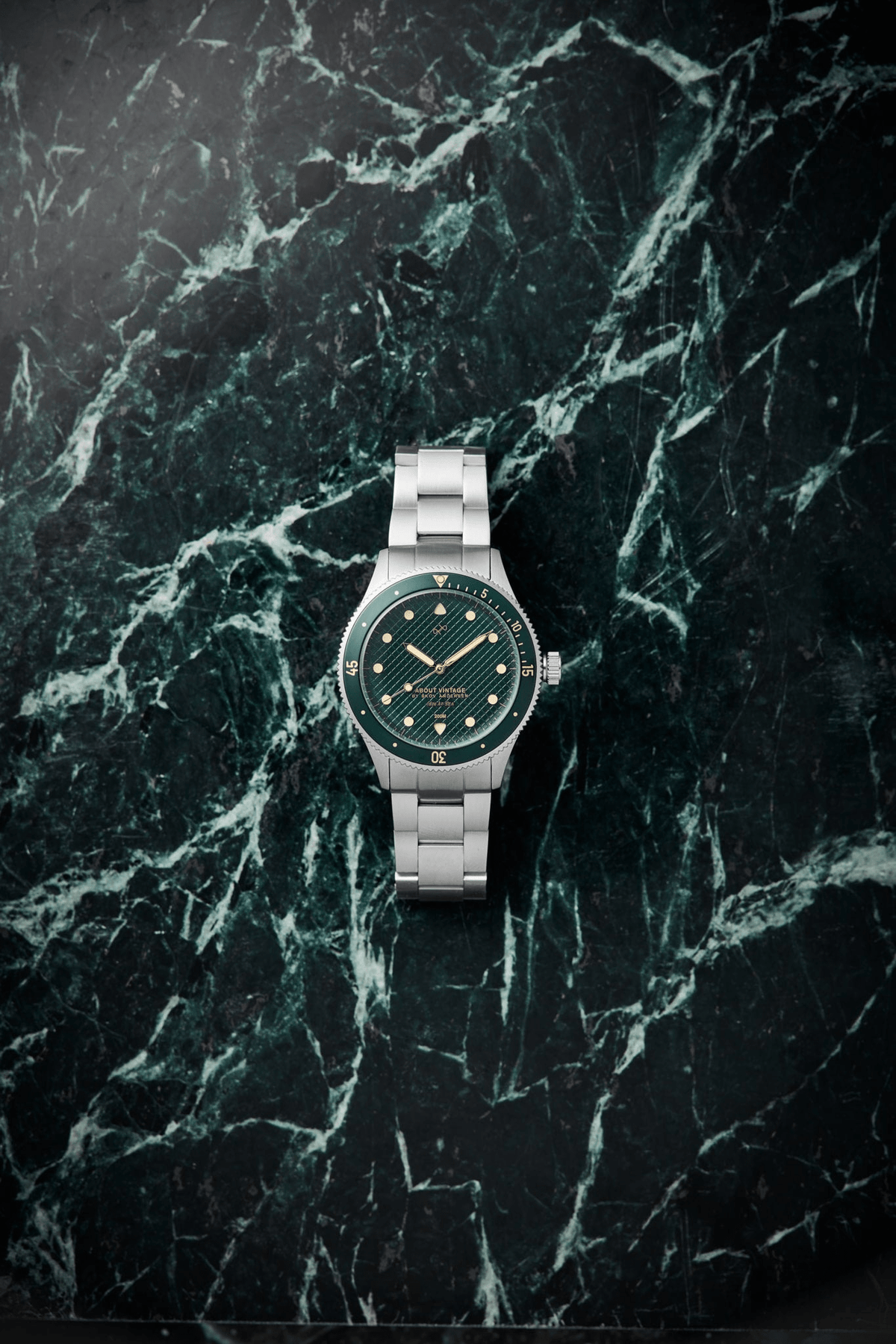 1926 At'sea, Green Turtle Vintage – 39MM by AV86 luxury diver with sapphire crystal, textured dial, rotating bezel, and metal bracelet strap