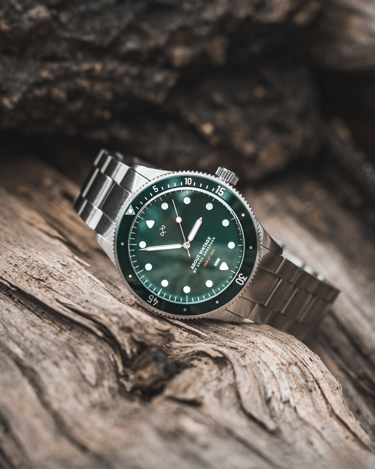 1926 At'sea by AV86, vintage-inspired diver with sapphire crystal, rotating bezel, and stainless steel bracelet strap