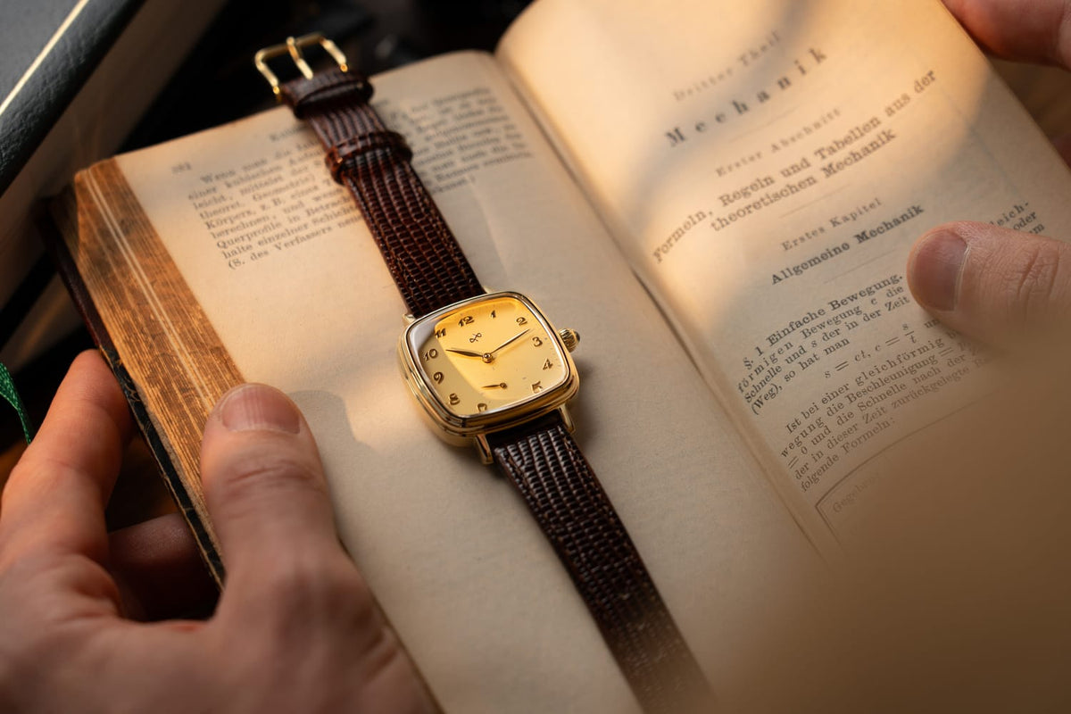 1954 Capri Mechanical, Gold / Vintage Cream