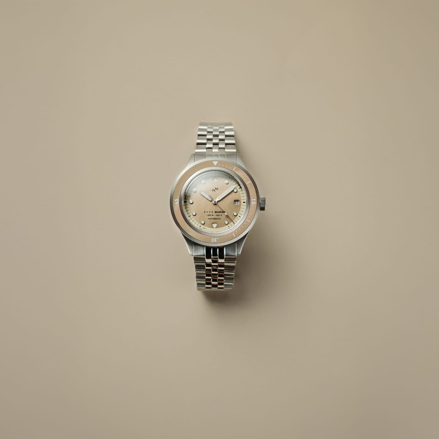 1956 Marine Automatic, Steel / Sand by AV86, vintage-inspired watch with steel bracelet and sand-colored dial in Danish design style