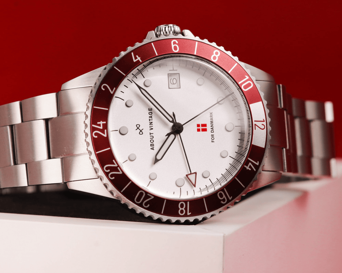 Danmark Det Officielle Landsholdsur, 1889 / DBU – 41mm by AV86 vintage-inspired GMT with sapphire crystal, steel case, and metal bracelet strap