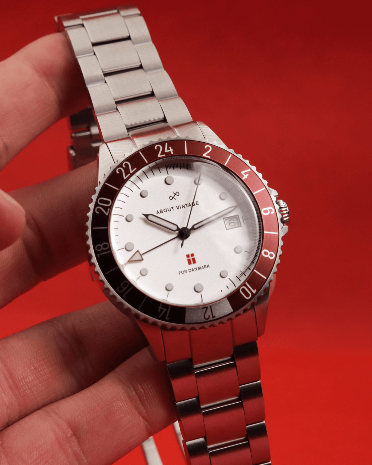 Danmark Det Officielle Landsholdsur, 1889 / DBU – 41mm by AV86 vintage-inspired GMT watch with sapphire crystal and metal bracelet strap