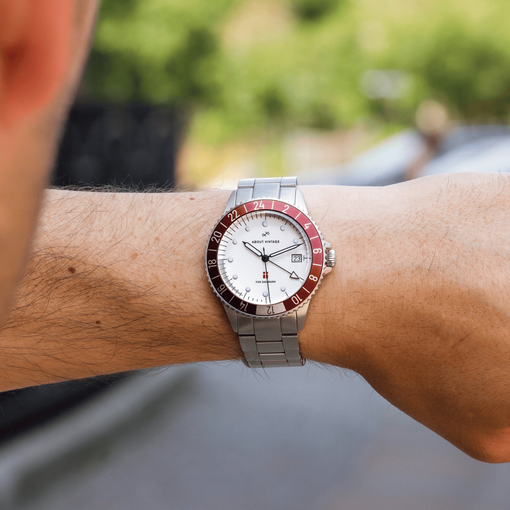 Danmark Det Officielle Landsholdsur, 1889 / DBU – 41mm by AV86 vintage-inspired GMT watch with sapphire crystal and stainless steel bracelet strap