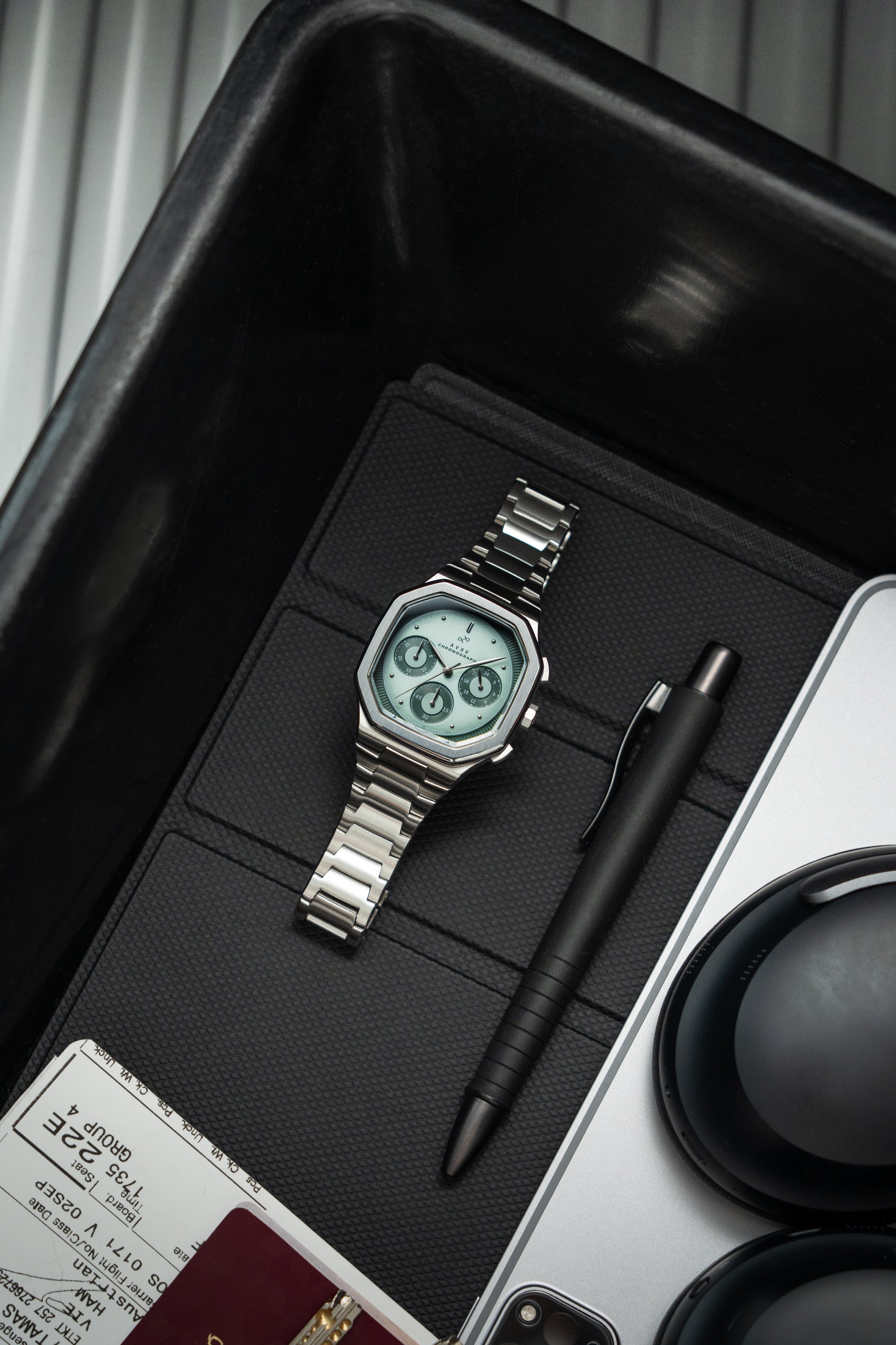 1904 Chronograph by AV86 with angular case, vintage-inspired dial, sapphire crystal, chronograph function, and steel bracelet strap