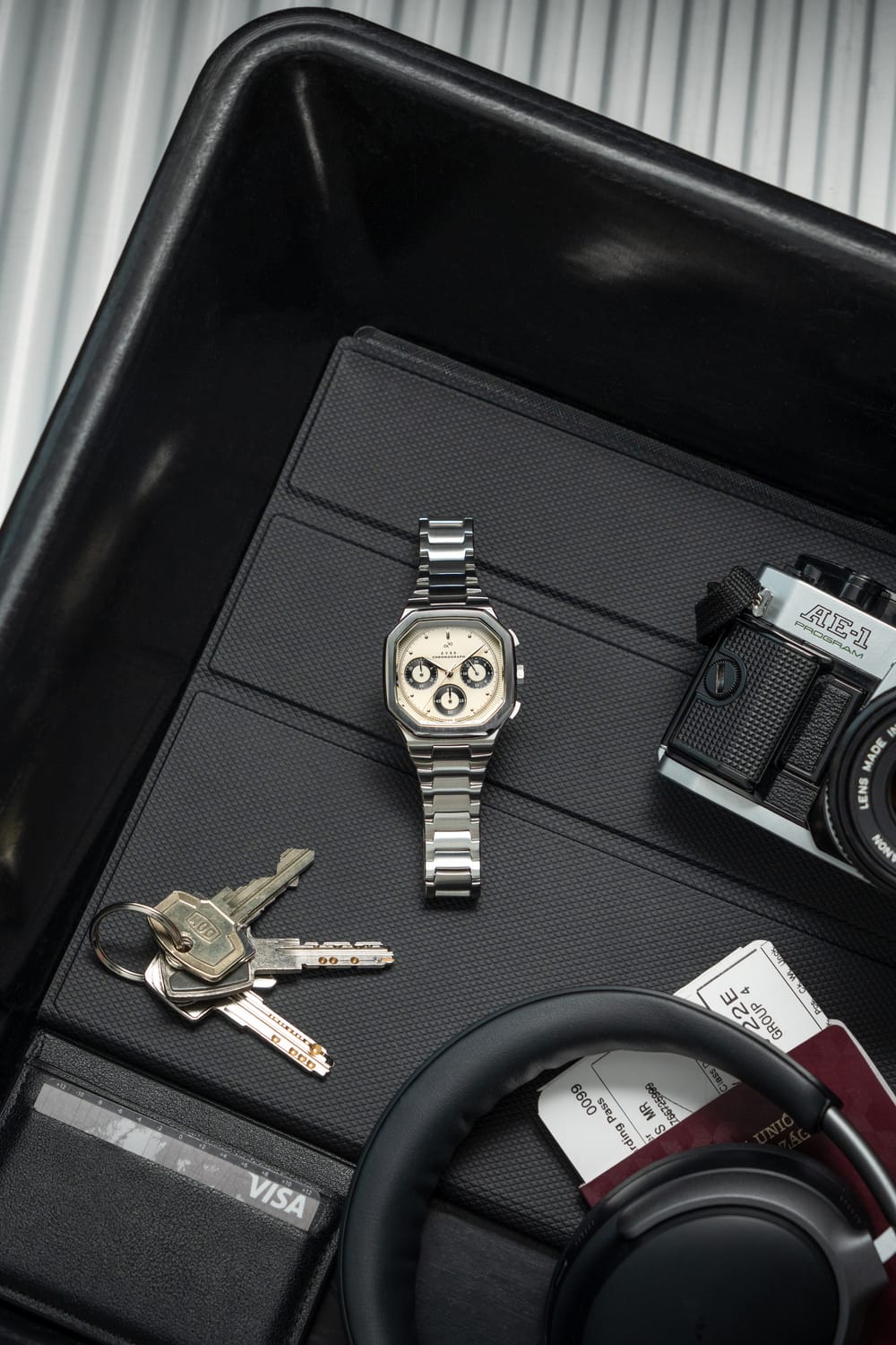 1904 Chronograph by AV86 with angular case, vintage-inspired dial, sapphire crystal, chronograph function, and metal bracelet strap