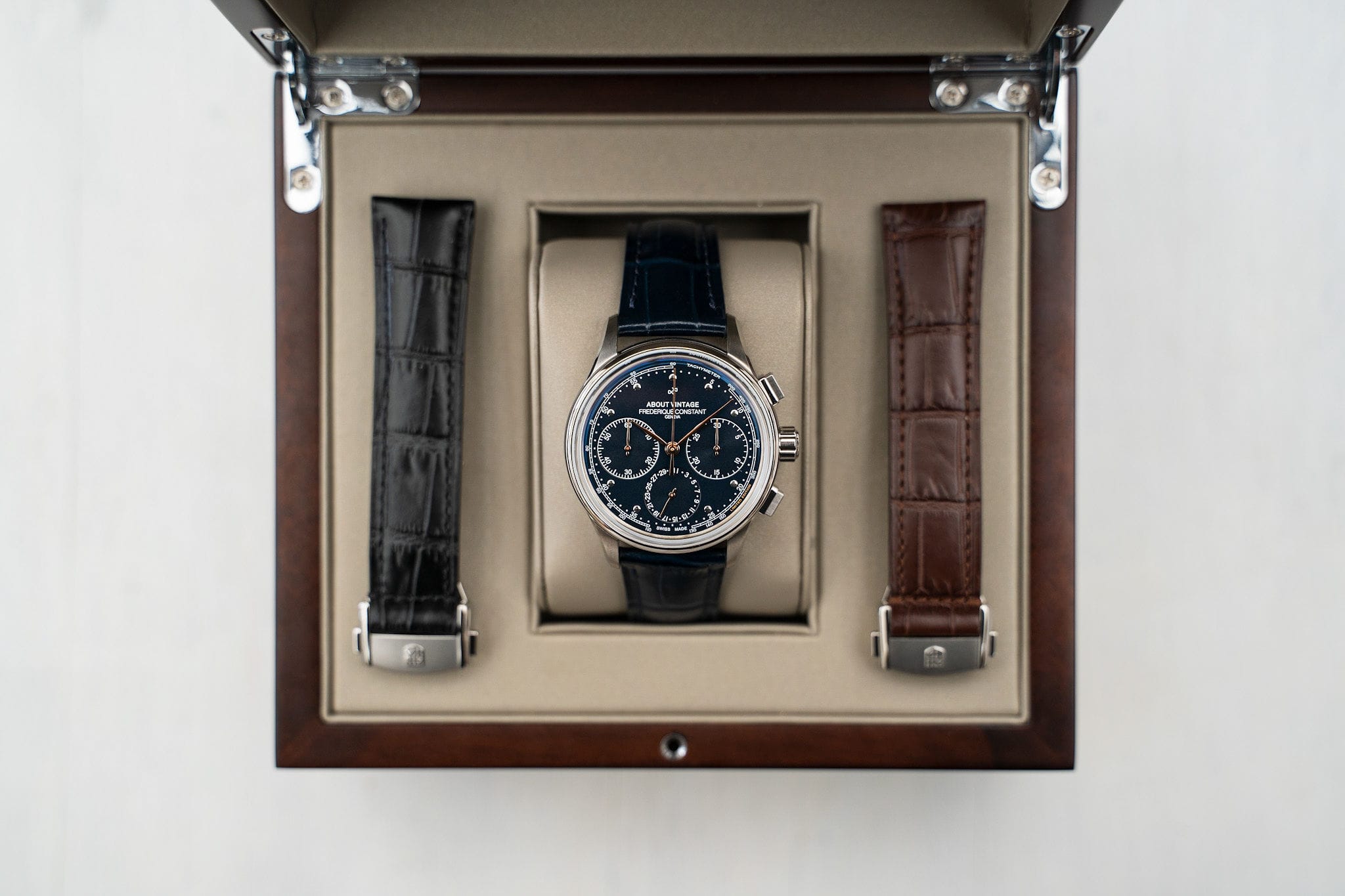 1988 Flyback, Chronograph / Limited Edition by AV86 vintage-inspired chronograph with sapphire crystal and interchangeable leather straps